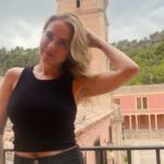 Florencia Ortiz Instagram - En el Monasterio de Santa Eulalia, esta escrita esta oración que les comparto. “Haz de mí un instrumento de tu paz! Que allí donde haya odio, ponga yo amor; donde haya ofensa, ponga yo perdón; donde haya discordia, ponga yo unión; donde haya error, ponga yo verdad; donde haya duda, ponga yo fe; donde haya desesperación, ponga yo esperanza; donde haya tinieblas, ponga yo luz; donde haya tristeza, ponga yo alegría. ¡Oh, Maestro!, que no busque yo tanto ser consolado como consolar; ser comprendido, como comprender; ser amado, como amar. Porque dando es como se recibe; olvidando, como se encuentra; perdonando, como se es perdonado; muriendo, como se resucita a la vida eterna” 💜 Hotel Monasterio De Santa Eulalia En Sierra Espuña