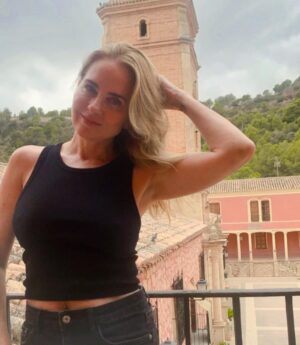 Florencia Ortiz Instagram - En el Monasterio de Santa Eulalia, esta escrita esta oración que les comparto. 

“Haz de mí un instrumento de tu paz! 
Que allí donde haya odio, ponga yo amor; 
donde haya ofensa, ponga yo perdón; 
donde haya discordia, ponga yo unión; 
donde haya error, ponga yo verdad; 
donde haya duda, ponga yo fe; 
donde haya desesperación, ponga yo esperanza; 
donde haya tinieblas, ponga yo luz; 
donde haya tristeza, ponga yo alegría.

¡Oh, Maestro!, que no busque yo tanto 
ser consolado como consolar; 
ser comprendido, como comprender; 
ser amado, como amar.

Porque dando es como se recibe; 
olvidando, como se encuentra; 
perdonando, como se es perdonado; 
muriendo, como se resucita a la vida eterna”

💜