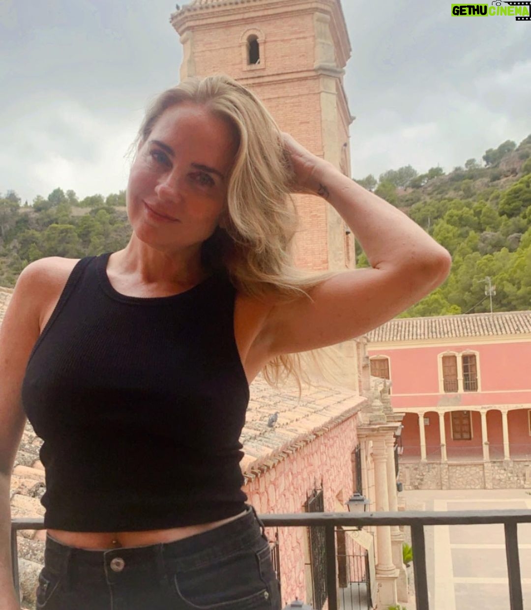 Florencia Ortiz - 1K Likes - En el Monasterio de Santa Eulalia, esta escrita esta oración que les comparto.
“Haz de mí un instrumento de tu paz!
Que allí donde haya odio, ponga yo amor;
donde haya ofensa, ponga yo perdón;
donde haya discordia, ponga yo unión;
donde haya error, ponga yo verdad;
donde haya duda, ponga yo fe;
donde haya desesperación, ponga yo esperanza;
donde haya tinieblas, ponga yo luz;
donde haya tristeza, ponga yo alegría.
¡Oh, Maestro!, que no busque yo tanto
ser consolado como consolar;
ser comprendido, como comprender;
ser amado, como amar.
Porque dando es como se recibe;
olvidando, como se encuentra;
perdonando, como se es perdonado;
muriendo, como se resucita a la vida eterna”
💜