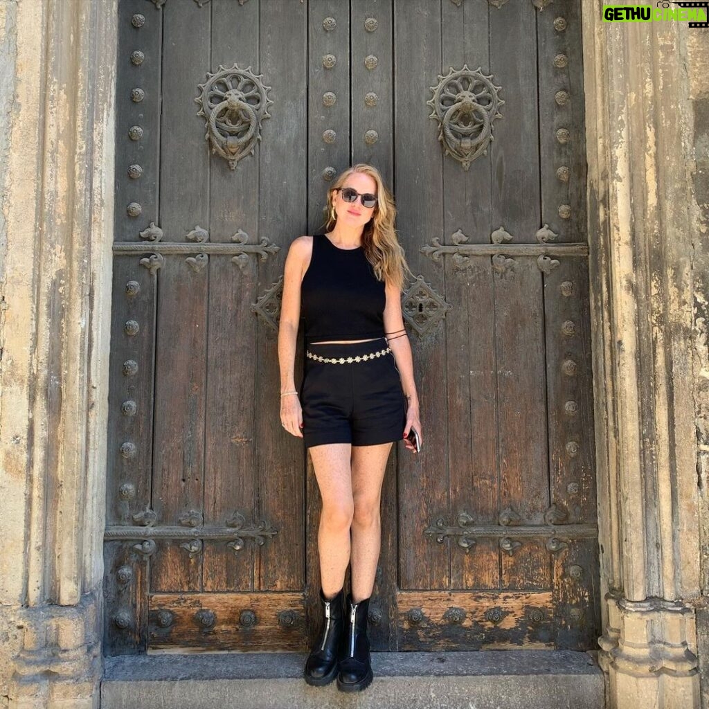 Florencia Ortiz Instagram - Foto de @ficox Te vas mañana y ya te extraño, me consuela que estas cerca. 💙 #pics #brotherhood #hermano #barcelona #barcelonacatedral Barcelona Cathedral