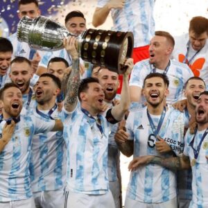 Florencia Ortiz Instagram - Cuanto amor por mi Argentina,  en la buenas y en las malas. Te amo 🇦🇷🇦🇷🇦🇷🇦🇷💜💜💜 #equipo #felicitaciones #copaamerica #felicidad #festejo #argentina #barcelona #noslomerecemosestoymas 😁