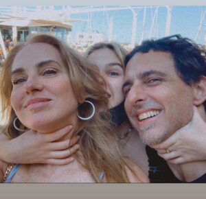 Florencia Ortiz Instagram - Amor por sus padres. Eva 💜. Lo que importa es la familia. 😁
