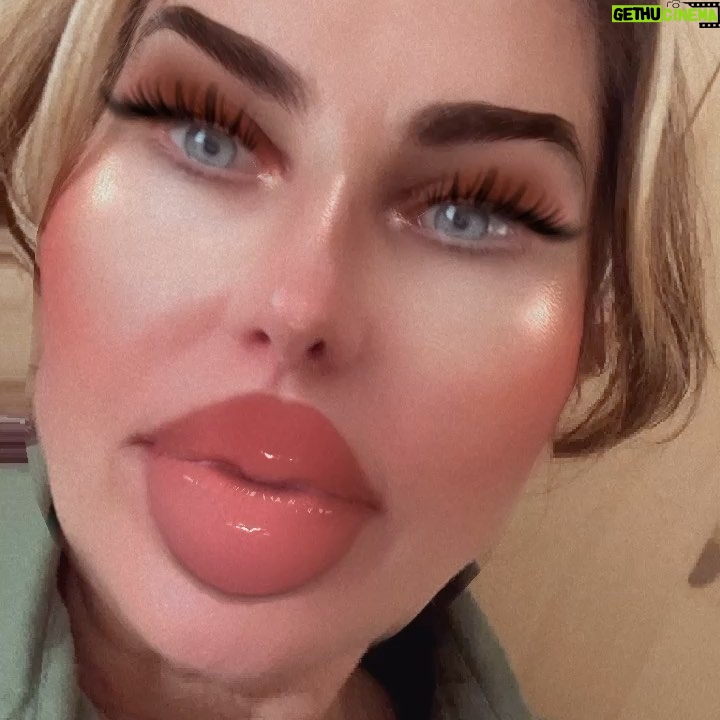 Florencia Ortiz Instagram - Los videos que le mando a Eva para que me conteste. Adolece que no es poco. 👀 👄 En Algún Lugar De Este Maravilloso Mundo
