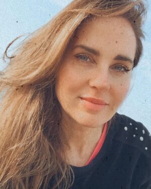 Florencia Ortiz Instagram - Cuando te sientas estresado busca un parque o plaza, césped donde te puedas descalzar y pone los pies sobre la tierra. Es una descarga absoluta y carga de buena energía. Dicen que si podemos hacerlo todos los días mejor. Es mágico. 💜 #maresme #premiademar #playasdeespaña