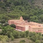 Florencia Ortiz Instagram - En el Monasterio de Santa Eulalia, esta escrita esta oración que les comparto. “Haz de mí un instrumento de tu paz! Que allí donde haya odio, ponga yo amor; donde haya ofensa, ponga yo perdón; donde haya discordia, ponga yo unión; donde haya error, ponga yo verdad; donde haya duda, ponga yo fe; donde haya desesperación, ponga yo esperanza; donde haya tinieblas, ponga yo luz; donde haya tristeza, ponga yo alegría. ¡Oh, Maestro!, que no busque yo tanto ser consolado como consolar; ser comprendido, como comprender; ser amado, como amar. Porque dando es como se recibe; olvidando, como se encuentra; perdonando, como se es perdonado; muriendo, como se resucita a la vida eterna” 💜 Hotel Monasterio De Santa Eulalia En Sierra Espuña