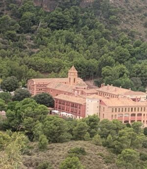 Florencia Ortiz Instagram - En el Monasterio de Santa Eulalia, esta escrita esta oración que les comparto. 

“Haz de mí un instrumento de tu paz! 
Que allí donde haya odio, ponga yo amor; 
donde haya ofensa, ponga yo perdón; 
donde haya discordia, ponga yo unión; 
donde haya error, ponga yo verdad; 
donde haya duda, ponga yo fe; 
donde haya desesperación, ponga yo esperanza; 
donde haya tinieblas, ponga yo luz; 
donde haya tristeza, ponga yo alegría.

¡Oh, Maestro!, que no busque yo tanto 
ser consolado como consolar; 
ser comprendido, como comprender; 
ser amado, como amar.

Porque dando es como se recibe; 
olvidando, como se encuentra; 
perdonando, como se es perdonado; 
muriendo, como se resucita a la vida eterna”

💜