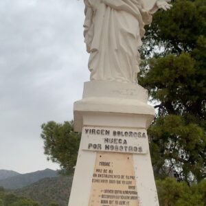 Florencia Ortiz Instagram - En el Monasterio de Santa Eulalia, esta escrita esta oración que les comparto. 

“Haz de mí un instrumento de tu paz! 
Que allí donde haya odio, ponga yo amor; 
donde haya ofensa, ponga yo perdón; 
donde haya discordia, ponga yo unión; 
donde haya error, ponga yo verdad; 
donde haya duda, ponga yo fe; 
donde haya desesperación, ponga yo esperanza; 
donde haya tinieblas, ponga yo luz; 
donde haya tristeza, ponga yo alegría.

¡Oh, Maestro!, que no busque yo tanto 
ser consolado como consolar; 
ser comprendido, como comprender; 
ser amado, como amar.

Porque dando es como se recibe; 
olvidando, como se encuentra; 
perdonando, como se es perdonado; 
muriendo, como se resucita a la vida eterna”

💜