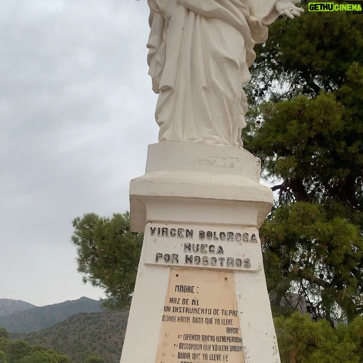 Florencia Ortiz Instagram - En el Monasterio de Santa Eulalia, esta escrita esta oración que les comparto. “Haz de mí un instrumento de tu paz! Que allí donde haya odio, ponga yo amor; donde haya ofensa, ponga yo perdón; donde haya discordia, ponga yo unión; donde haya error, ponga yo verdad; donde haya duda, ponga yo fe; donde haya desesperación, ponga yo esperanza; donde haya tinieblas, ponga yo luz; donde haya tristeza, ponga yo alegría. ¡Oh, Maestro!, que no busque yo tanto ser consolado como consolar; ser comprendido, como comprender; ser amado, como amar. Porque dando es como se recibe; olvidando, como se encuentra; perdonando, como se es perdonado; muriendo, como se resucita a la vida eterna” 💜 Hotel Monasterio De Santa Eulalia En Sierra Espuña