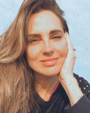 Florencia Ortiz Instagram - Cuando te sientas estresado busca un parque o plaza, césped donde te puedas descalzar y pone los pies sobre la tierra. Es una descarga absoluta y carga de buena energía. Dicen que si podemos hacerlo todos los días mejor. Es mágico. 💜 #maresme #premiademar #playasdeespaña