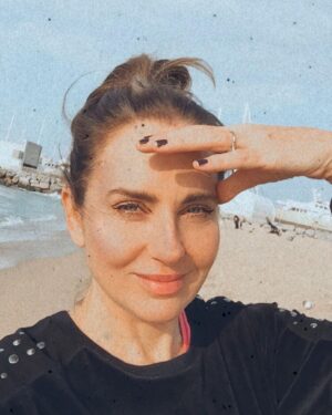 Florencia Ortiz Instagram - Cuando te sientas estresado busca un parque o plaza, césped donde te puedas descalzar y pone los pies sobre la tierra. Es una descarga absoluta y carga de buena energía. Dicen que si podemos hacerlo todos los días mejor. Es mágico. 💜 #maresme #premiademar #playasdeespaña