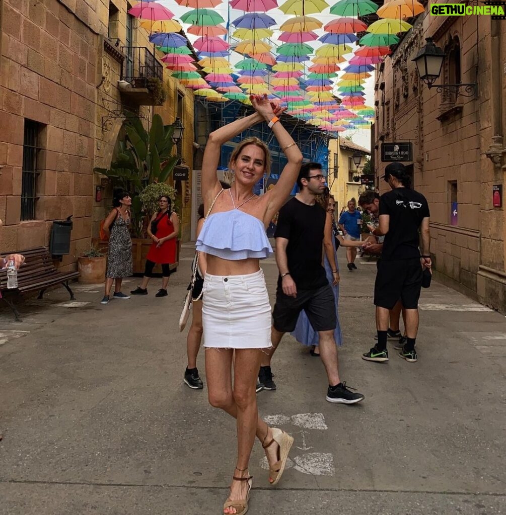 Florencia Ortiz Instagram - Emocionante ver a @fitopaezmusica en Barcelona. @lucasinza @silvi419 @ignvalle @magdalenabischoff @kiiaraafb_ 🌈 Pueblo Español, Barcelona