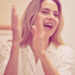 Florencia Ortiz Instagram - Por un mundo mejor. Seamos mejores personas cada dia. Me encantó ser parte de este proyecto, si quieres ver el video completo aquí el link. https://youtu.be/6aKjnXeu9Tk #gaypride #trending #love #respect #unidossomosmásfuertes @santiago.granizal @antoniocastillonunez 🏳️‍🌈 #comunidadlgbt España