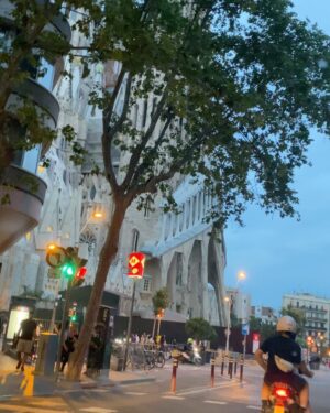Florencia Ortiz Instagram - Salida por la hermosa Barcelona después de la función. Tan feliz⭐️ #blessed #barcelona #gracias #sagradafamiliabarcelona #sagradafamilia