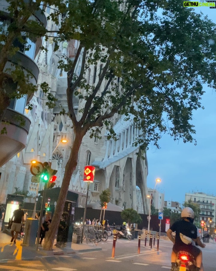 Florencia Ortiz Instagram - Salida por la hermosa Barcelona después de la función. Tan feliz⭐️ #blessed #barcelona #gracias #sagradafamiliabarcelona #sagradafamilia Barcelona, Spain