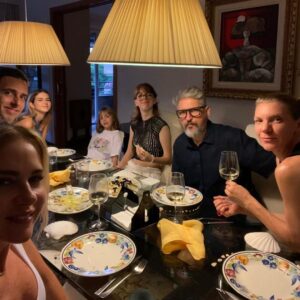 Florencia Ortiz Instagram - Familia. Julio 2023.
Se nos va el verano y quedan los recuerdos. 🩵
@agustinortizbyrne @natiholland 
@kiiaraafb_
Silver, Juli, Evi, Lukis