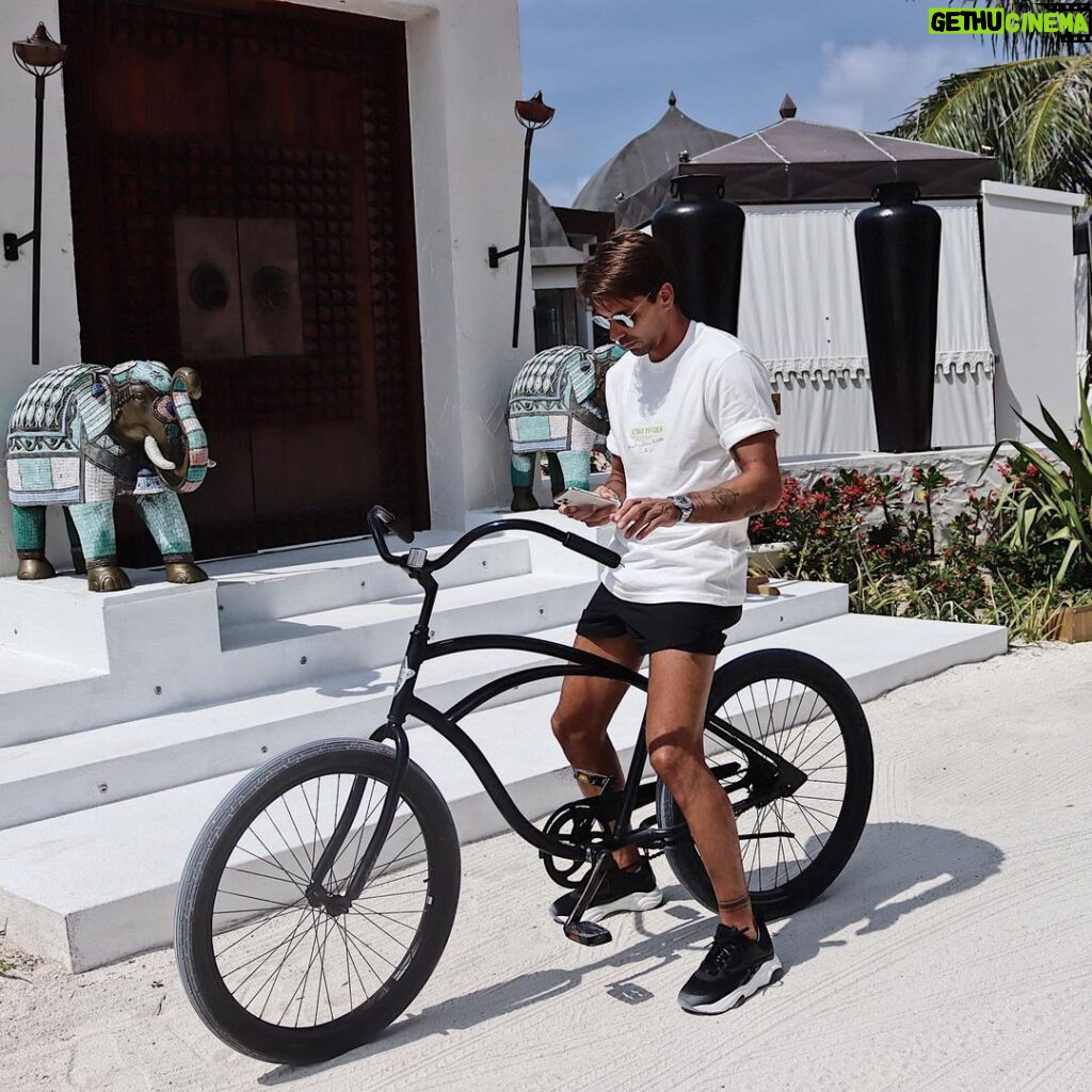 Florent André Instagram - Quand je cherche un coach pour que @theosoggiu progresse au foot ⚽️ Maldives