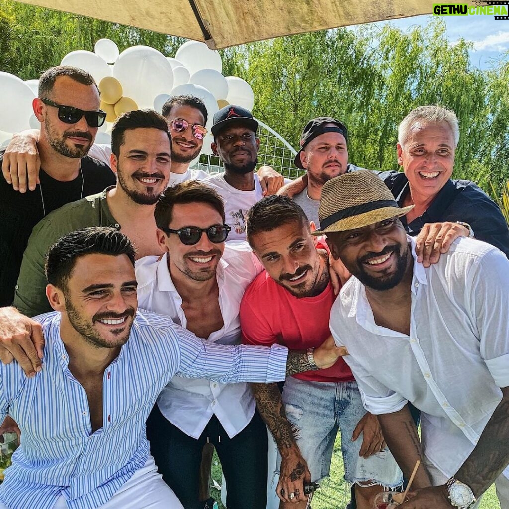 Florent André Instagram - 30 ans 🎂 le temps passe mais la famille et les amis restent ❤️ Merci a tous de m’avoir souhaités mon anniversaire 😘😘 Marseille, France