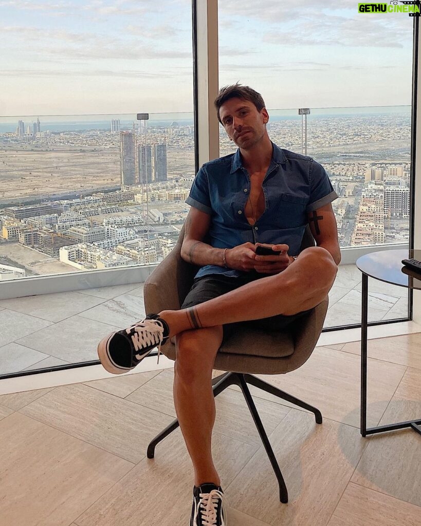 Florent André Instagram - Je vais vraiment prendre mes affaires et pas revenir 😁 FIVE Jumeirah Village