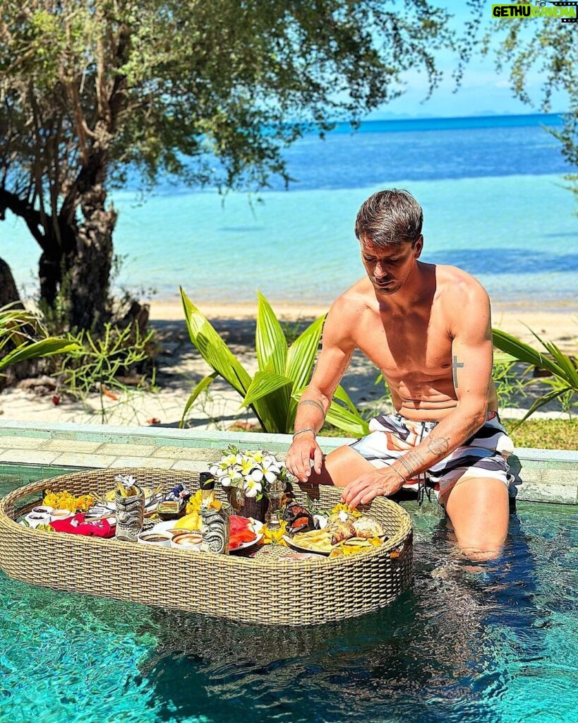 Florent André Instagram - Petit déjeuner servi dans la piscine quoi de mieux ? 😁 @kupuphangan Kupu Kupu Phangan Beach Villas & by Spa L'occitane