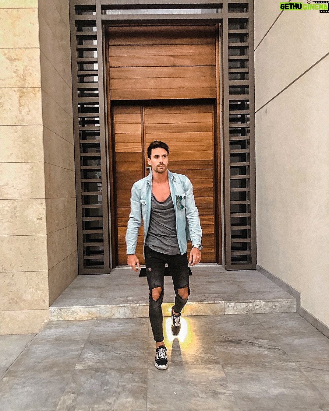 Florent André Instagram - Casse la démarche comme jamais 👀👣 #menstyle #dubai #stylemen #mensfashion Dubai, United Arab Emirates