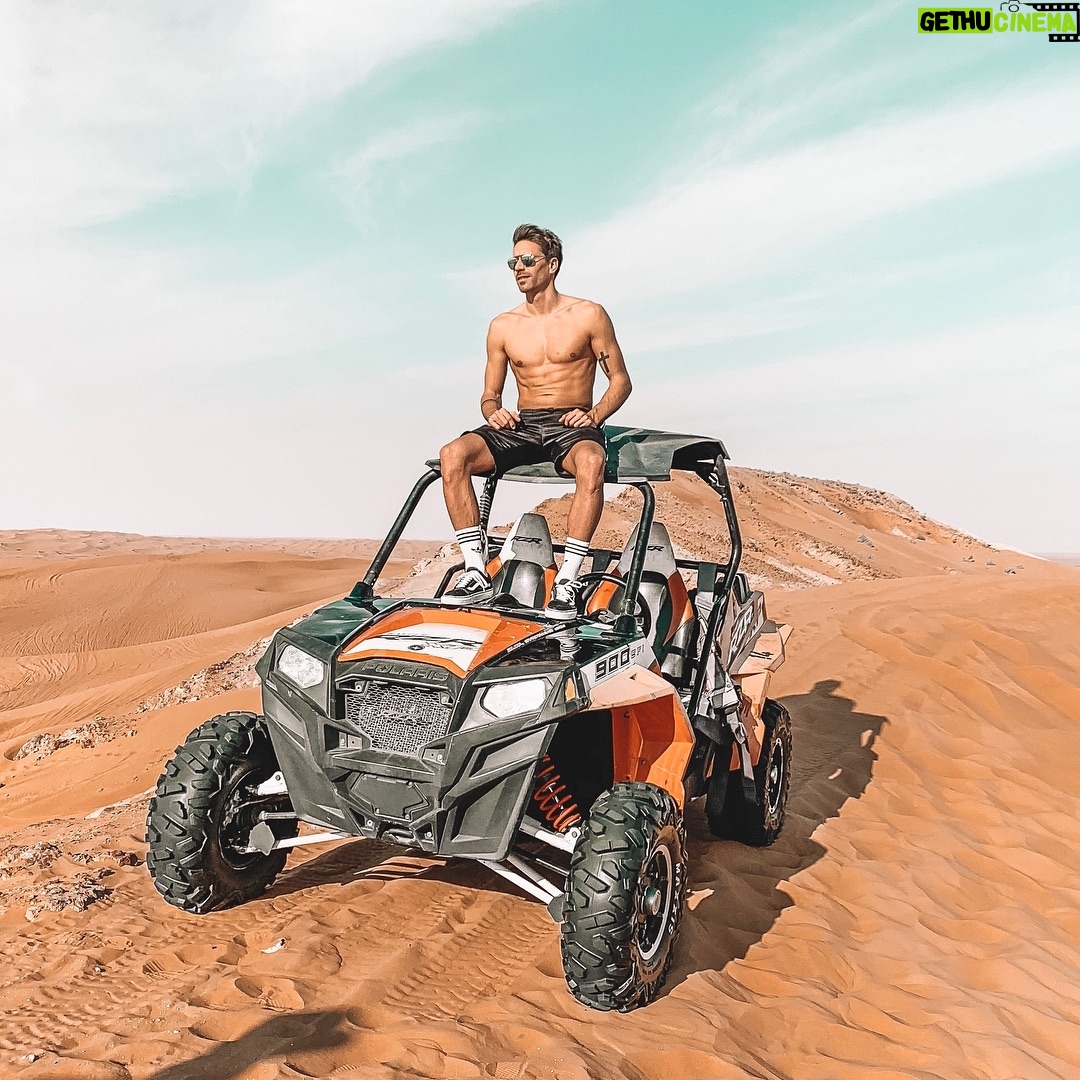 Florent André Instagram - Tourne-toi vers le soleil, l'ombre sera derrière toi ☀️ 🏜 #dubai #desert Dubai, United Arab Emirates