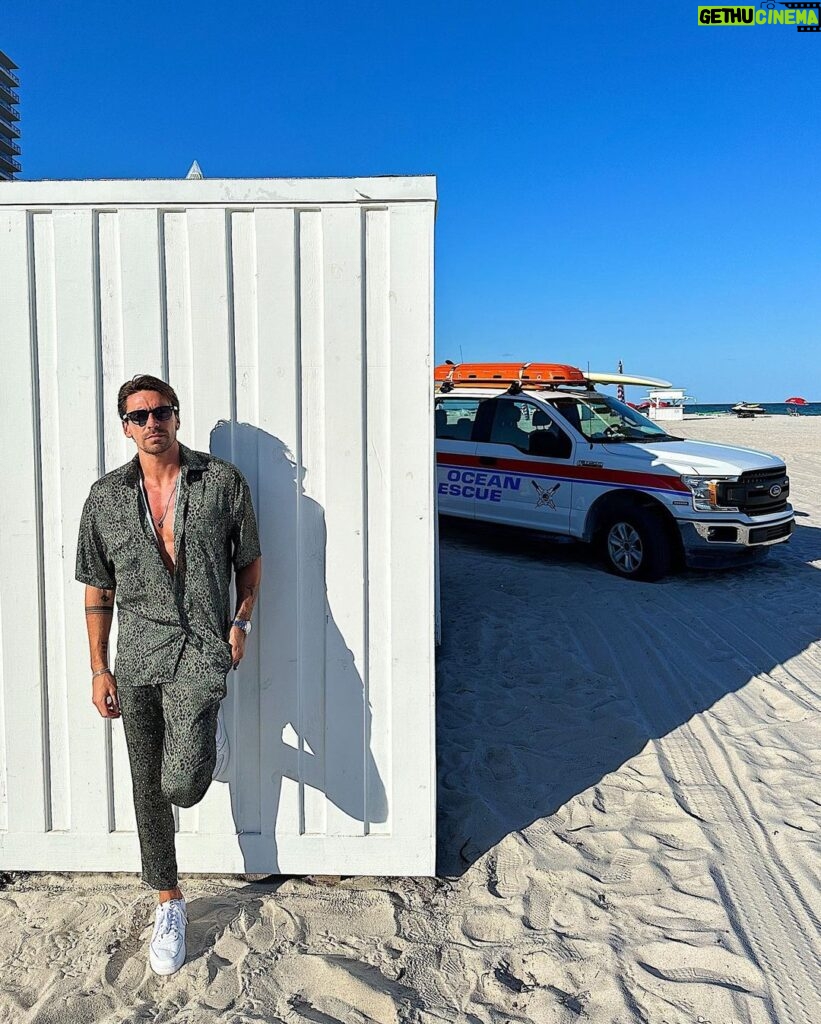 Florent André Instagram - Miami beach ☀️😎 Outfit @_swanparis_ Fontainebleau Miami Beach