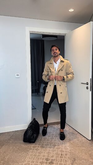 Florent André Instagram - Je suis de retour 🪄
J’adore mon nouveau trench 🧥 
Vous aimez aussi ? 😁