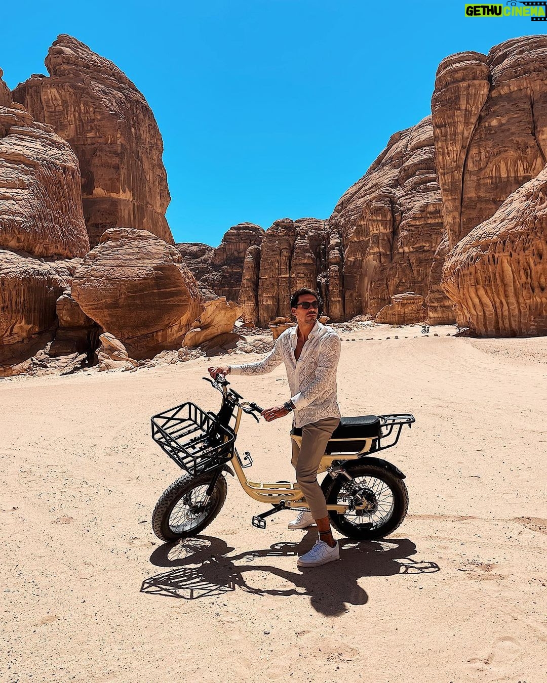 Florent André Instagram - J’en reviens pas de la beauté de ces lieux … @alulamoments je n’arrête pas de répéter que c’est beau, à chaque fois que je tourne la tête. C’est une vraie expérience à vivre ! Je suis très content de la vivre et de vous partager ces lieux magnifiques 😻 @visitsaudi #alUlamoments #VisitSaudi Habitas AlUla