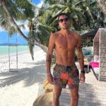 Florent André Instagram - Beach day 😎🏝 Seychelles