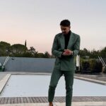 Florent André Instagram - Pret pour terminer l’année 2021 🤵‍♂️🥳 Marseille, France