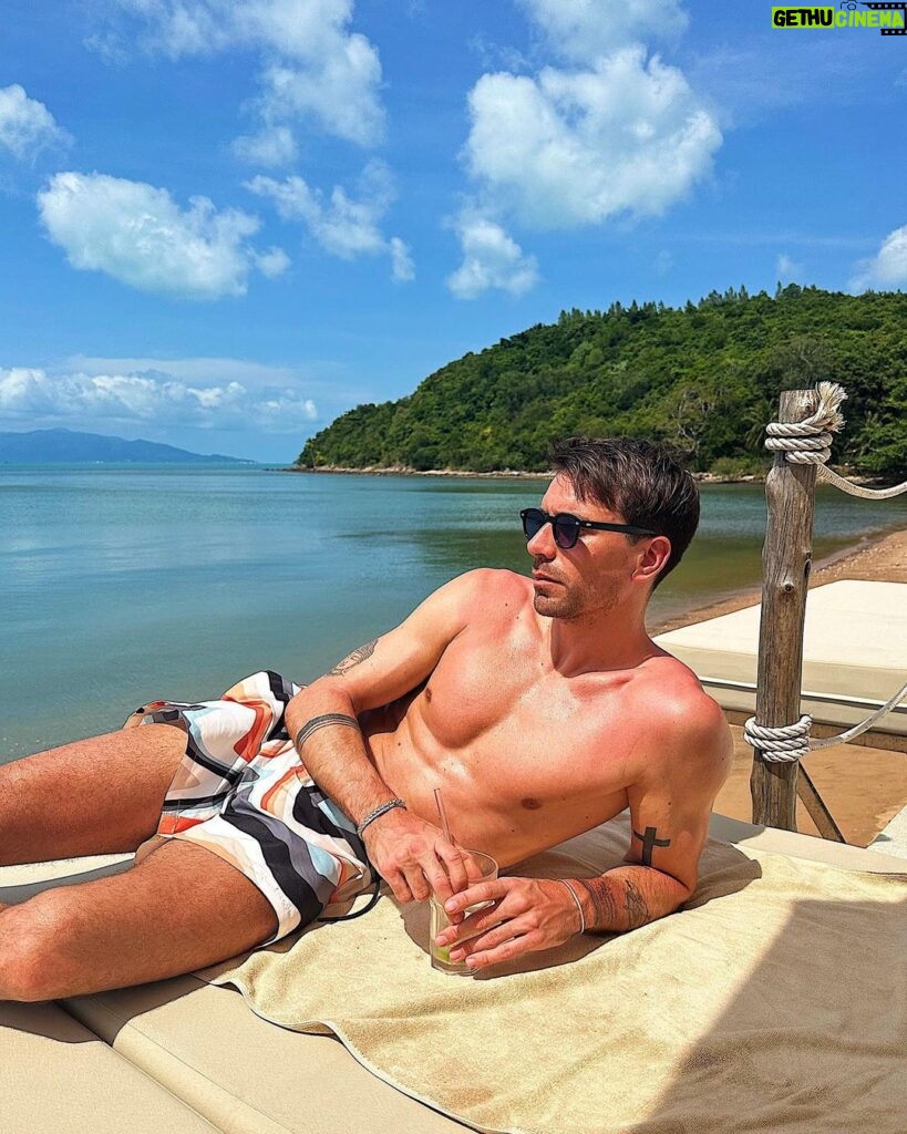 Florent André Instagram - Début des vacances au soleil 😎🇹🇭 The Deck Beach Club Koh Samui