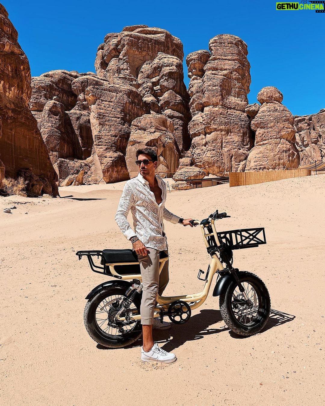 Florent André Instagram - J’en reviens pas de la beauté de ces lieux … @alulamoments je n’arrête pas de répéter que c’est beau, à chaque fois que je tourne la tête. C’est une vraie expérience à vivre ! Je suis très content de la vivre et de vous partager ces lieux magnifiques 😻 @visitsaudi #alUlamoments #VisitSaudi Habitas AlUla