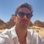 Florent André Instagram - J’en reviens pas de la beauté de ces lieux … @alulamoments je n’arrête pas de répéter que c’est beau, à chaque fois que je tourne la tête. C’est une vraie expérience à vivre ! Je suis très content de la vivre et de vous partager ces lieux magnifiques 😻 @visitsaudi #alUlamoments #VisitSaudi Habitas AlUla