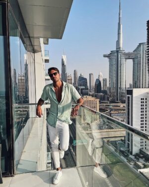 Florent André Instagram - Bof bof la vue de mon appartement 🤥