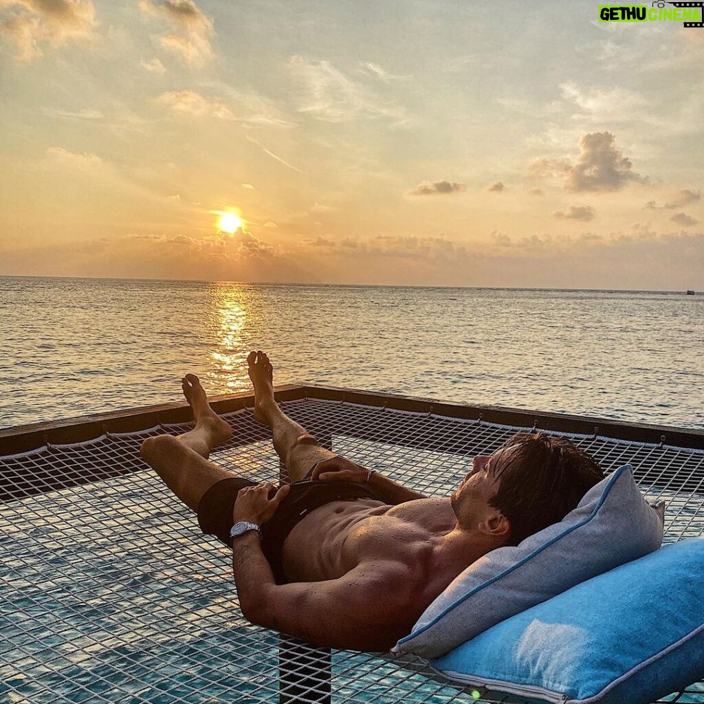 Florent André Instagram - Maldives sunset ☀️ 🌊🌎