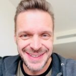 Florian Schroeder Instagram - Mister @schroeder_live ist bei FREIHEITDELUXE. Die erste Podcastfolge in 2024 und natürlich sollte es auch um das gehen, was die @correctiv_org Recherche ausgelöst hat, die Demos und warum sie gerade jetzt stattfinden, warum die Recherche mehr ausgelöst hat als viele früher. Es geht aber auch um das, was die neue Rechte vorhat und wie sie diese Ziele verfolgt. Florian Schröder ist Satiriker, Autor und ein extrem kluger Kopf. Das Gespräch lief aber etwas anders als ich erst dachte, denn bevor wir über Rechtsextreme geredet haben, sprachen wir plötzlich über Männer und Frauen, über Erwartungen und Missverständnisse über die Wut beider Geschlechter aufeinander, aber auch über das Bedürfen nach Dialog. Womit wir doch schon mitten bei den Rechtesextremen waren, ihren Männer- und Frauenbildern, ihren Strategien und warum sie bei manchen, vor allem auch bei jungen Männern ziehen. Die erscheint am Freitag & ihr solltet sie hören und mitdiskutieren. Werdet ihr gleich am Freitag hören ?