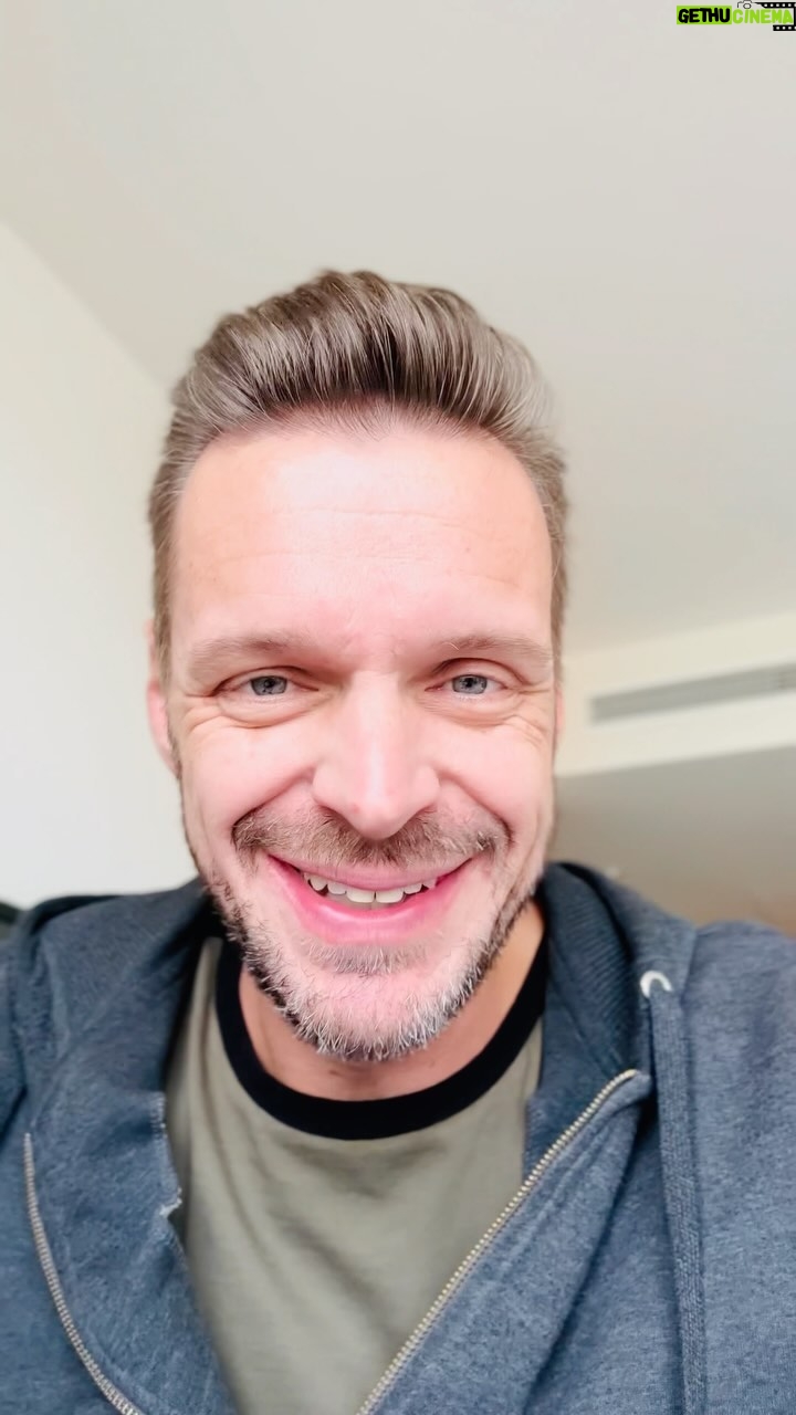 Florian Schroeder Instagram - Mister @schroeder_live ist bei FREIHEITDELUXE. Die erste Podcastfolge in 2024 und natürlich sollte es auch um das gehen, was die @correctiv_org Recherche ausgelöst hat, die Demos und warum sie gerade jetzt stattfinden, warum die Recherche mehr ausgelöst hat als viele früher. Es geht aber auch um das, was die neue Rechte vorhat und wie sie diese Ziele verfolgt. Florian Schröder ist Satiriker, Autor und ein extrem kluger Kopf. Das Gespräch lief aber etwas anders als ich erst dachte, denn bevor wir über Rechtsextreme geredet haben, sprachen wir plötzlich über Männer und Frauen, über Erwartungen und Missverständnisse über die Wut beider Geschlechter aufeinander, aber auch über das Bedürfen nach Dialog. Womit wir doch schon mitten bei den Rechtesextremen waren, ihren Männer- und Frauenbildern, ihren Strategien und warum sie bei manchen, vor allem auch bei jungen Männern ziehen. Die erscheint am Freitag & ihr solltet sie hören und mitdiskutieren. Werdet ihr gleich am Freitag hören ?