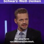 Florian Schroeder Instagram - Findet ihr auch, dass wir in unserer Gesellschaft viel zu wenig Raum für die Graustufen des Lebens lassen? Florian @schroeder_live ist der Meinung: Nichts und niemand ist nur gut oder nur böse. Wir alle haben vor allem ganz viel von den Zwischenstufen in uns. Die Beschäftigung mit dem Bösen begleitet ihn schon sein Leben lang: Sein Vater war kriminell und deswegen hatte Florian immer Angst, einmal so zu werden wie er. Wie er gelernt hat, auch die „bösen“ Seiten in sich und anderen zu akzeptieren, und wie ihn der Tod seines Vaters verändert hat, das erzählt Florian im Gesamttalk in der @ardmediathek. Den Link findet ihr in unserer Bio! #böse #schwarzweißdenken #deepunddeutlich #florianschroeder