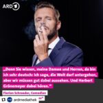 Florian Schroeder Instagram - Die zweite Ausgabe von SCHROEDER DARF ALLES beschäftigt sich mit der Apokalypse. Habt Ihr schon reingeguckt? Link in der Bio. #schroederdarfalles #comedy #ard #ardmediathek #apokalypse