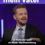Florian Schroeder Instagram - Wenn jemand sagt, ihr wärt wie eure Eltern – ist das für euch ein Kompliment oder eine Beleidigung? Florian @schroeder_live hatte sein Leben lang Angst, wie sein Vater zu werden. Der war nämlich kriminell, hat ihn herablassend und wenig respektvoll behandelt, war unzuverlässig. In seinen späten Zwanzigern hat Florian dann gemerkt: Er selbst verhält sich auch arrogant und abweisend – obwohl er doch seine ganze Jugend nur das Ziel hatte, nicht zu werden wie sein Vater. Welche Erkenntnis ihm dabei geholfen hat, offener und freundlicher auf Menschen zuzugehen, und welchen Einfluss es auf ihn hatte, dass er nach seinem 10. Lebensjahr nie wieder Kontakt zu seinem Vater hatte, das erzählt Florian im Gesamttalk in der @ardmediathek. Link in unserer Bio! #vater #truecrime #deepunddeutlich #florianschroeder