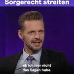 Florian Schroeder Instagram - Wie ist es bei euch: Habt ihr selbst Erfahrungen als „Scheidungskind“ gemacht und musstet euch (vermeintlich) zwischen den Eltern entscheiden? Florian @schroeder_live hat nach der Trennung seiner Eltern bei seiner Mutter gewohnt – auch auf seinen eigenen Wunsch hin. Schon als Kind hat er gemerkt: Meine Mutter ist der bessere und sicherere Ort für mich. Sein Vater war kriminell, „ein klassischer Betrüger“, wie Florian heute sagt. Im ganzen Talk erzählt er, warum er das „Ganovenleben“ seines Vaters als Kind trotzdem irgendwie spannend fand und warum er sein Leben lang Angst hatte, dass „das Böse“ in ihm steckt. Den Link zur @ardmediathek findet ihr in unserer Bio! #vater #scheidung #scheidungskind #trennung #sorgerecht #deepunddeutlich #florianschroeder