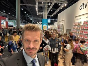 Florian Schroeder Instagram - Heute den ganzen Tag auf der Frankfurter Buchmesse: erst ein sehr spannendes Gespräch zusammen mit Marlene Streeruwitz bei @deutschlandfunkkultur und jetzt zur Signierstunde am Stand von @dtv_verlag #unterwahnsinnigen #buchmesse #frankfurt