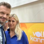 Florian Schroeder Instagram - Heute mal richtig früh aufgestanden für den Besuch bei #vollekanne im @zdfmediathek! Danke an Nadine Krüger und das Team. Bin froh, dass ich ums Blumenbinden rum kam… 😉
