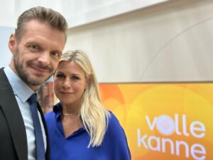 Florian Schroeder Instagram - Heute mal richtig früh aufgestanden für den Besuch bei #vollekanne im @zdfmediathek! Danke an Nadine Krüger und das Team. Bin froh, dass ich ums Blumenbinden rum kam… 😉