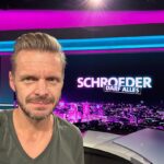 Florian Schroeder Instagram - Heute war Generalprobe meiner neuen TV-Show SCHROEDER DARF ALLES - ab Donnerstag jede Woche in der Ersten Deutschen Mediathek @ardmediathek immer um 18 Uhr und im Ersten Deutschen Fernsehen kurz nach Mitternacht. Teaser: Bin sehr gespannt - ich fürchte, es wird lustig! Seid Ihg dabei? ☺️ #schroederdarfalles #ardmediathek #comedy #satire