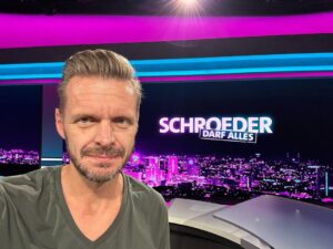 Florian Schroeder Instagram - Heute war Generalprobe meiner neuen TV-Show SCHROEDER DARF ALLES - ab Donnerstag jede Woche in der Ersten Deutschen Mediathek @ardmediathek immer um 18 Uhr und im Ersten Deutschen Fernsehen kurz nach Mitternacht. Teaser: Bin sehr gespannt - ich fürchte, es wird lustig! Seid Ihg dabei? ☺️ #schroederdarfalles #ardmediathek #comedy #satire