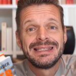 Florian Schroeder Instagram - @karl_lauterbach_mdb hat mein neues Buch natürlich auch bekommen. Hast du dein Exemplar schon erhalten? 🤩