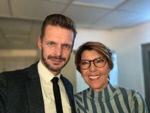 Florian Schroeder Instagram - Große Ehre, heute um 22h UNTER WAHNSINNIGEN in der vorletzten Sendung von @bettinaboettinger im Kölner Treff vorstellen zu dürfen - unter anderem zusammen mit @peter_wohlleben und @oliver_masucci  Freue mich, wenn Ihr reinschaut und bin gespannt, was Ihr sagt! 22h, @wdr #unterwahnsinnigen #buch #talk