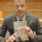 Florian Schroeder Instagram - Mein NEUES Buch! Ab jetzt erhältlich 🤩 Heute ist ein großer Tag, der mich sehr glücklich macht: Nach fünf Jahren Arbeit erscheint heute mein neues Buch UNTER WAHNSINNIGEN - Warum wir das Böse brauchen. Es ist immer wieder ein unbeschreibliches Gefühl, ein neues Werk in Händen zu halten. Danke an meinen wunderbaren Verlag @dtv_verlag, der dieses Projekt mit so viel Lust, Geduld und der richtigen Portion Druck unterstützt hat. #unterwahnsinnigen #buch #hörbuch #böse @radioeins