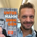 Florian Schroeder Instagram - Liebe Leute, heute ist ein großer Tag, der mich sehr glücklich macht: Nach fünf Jahren Arbeit erscheint heute mein neues Buch UNTER WAHNSINNIGEN - Warum wir das Böse brauchen. Es ist immer wieder ein unbeschreibliches Gefühl, ein neues Werk in Händen zu halten. Danke an meinen wunderbaren Verlag @dtv_verlag, der dieses Projekt mit so viel Lust, Geduld und der richtigen Portion Druck unterstützt hat. Nach der sehr schönen Buchpremiere im Großen Sendesaal des rbb vor 650 Leuten (☺️danke an alle, die da waren) - geht es nun zum Kölner Treff mit der sehr geschätzten @bettinaboettinger - freue mich! #unterwahnsinnigen #buch #hörbuch #böse @radioeins